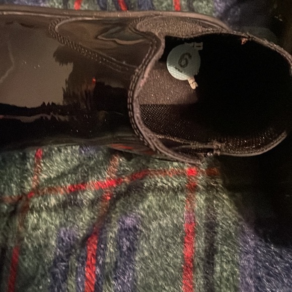 Black patent leather ankle boots with inside zipper - Picture 4 of 5